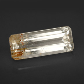 7.41カラットの天然ゴールデンルチルトパーズ（16.7×6.7 mm・エメラルドカット）