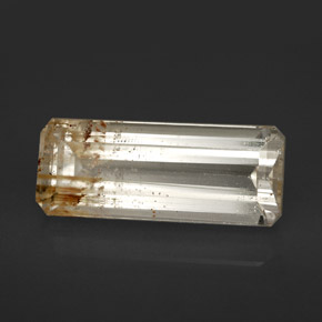 7.41カラットの天然ゴールデンルチルトパーズ（16.7×6.7 mm・エメラルドカット）