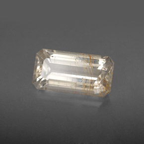 3.66カラットの天然ゴールデンルチルトパーズ（12.2×6.4 mm・エメラルドカット）
