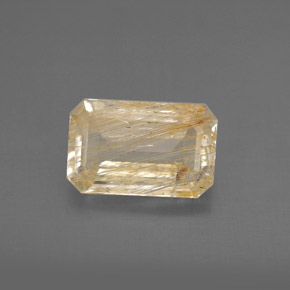 2.69カラットの天然ゴールデンルチルトパーズ（10.2×6.5 mm・透明）