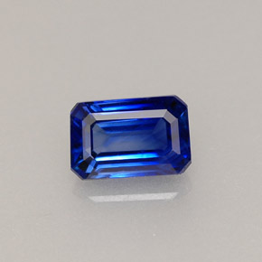 0.79カラットの天然ブルーサファイア（5.9×3.9 mm・エメラルドカット）