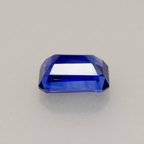 0.79カラットの天然ブルーサファイア（5.9×3.9 mm・エメラルドカット）
