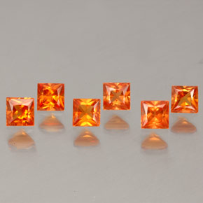 カラットの天然オレンジサファイア（3.2×3.1 mm・四角）