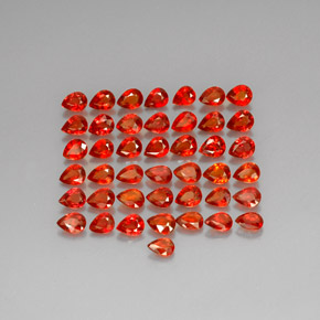 カラットの天然レッドオレンジサファイア（4.1×3.2 mm・洋梨の形）
