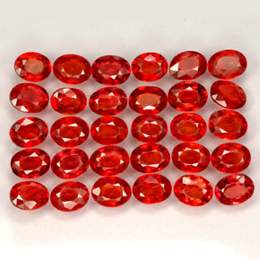 カラットの天然レッドオレンジサファイア（4.1×3.3 mm・オーバルカット）