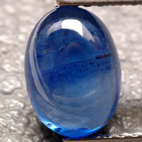 2.31カラットの天然ブルーサファイア（8.6×6.3 mm・透明）