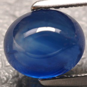 1.90カラットの天然ブルーサファイア（7.3×6.1 mm・透明）