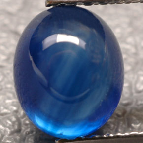 1.90カラットの天然ブルーサファイア（7.3×6.1 mm・透明）