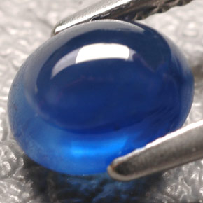 1.90カラットの天然ブルーサファイア（7.3×6.1 mm・透明）