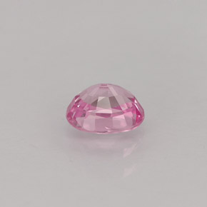 0.58カラットの天然ピンクサファイア（5.2×4.2 mm・オーバルカット）