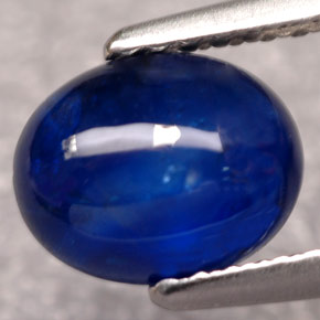 1.83カラットの天然ブルーサファイア（7.8×6.1 mm・透明）