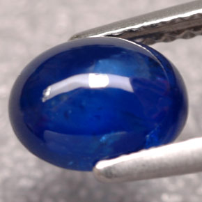 1.83カラットの天然ブルーサファイア（7.8×6.1 mm・透明）