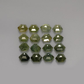 カラットの天然マルチグリーンサファイア（4.8×4.4 mm・ファンシーシェイプ）