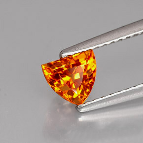 0.98カラットの天然マンダリンオレンジサファイア（5.6×5.1 mm・ファンシーシェイプ）