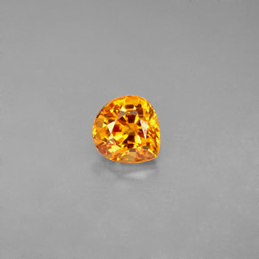 0.99カラットの天然イエローオレンジサファイア（5.9×5.6 mm・洋梨の形）