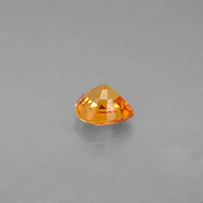 0.99カラットの天然イエローオレンジサファイア（5.9×5.6 mm・洋梨の形）