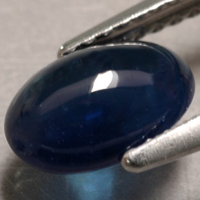 1.90カラットの天然ブルーサファイア（8.3×5.8 mm・透明）