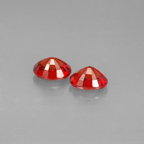 カラットの天然赤みがかったオレンジサファイア（5.6×4.7 mm・オーバルカット）