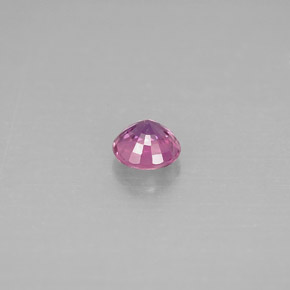 0.56カラットの天然ピンクがかった紫サファイア（4.79 mm・ラウンドカット）