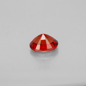 0.86カラットの天然赤みがかったオレンジサファイア（6.2×4.5 mm・オーバルカット）