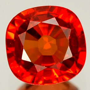 1.25カラットの天然マンダリンオレンジサファイア（5.6×5.6 mm・クッションカット）