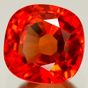 1.25カラットの天然マンダリンオレンジサファイア（5.6×5.6 mm・クッションカット）