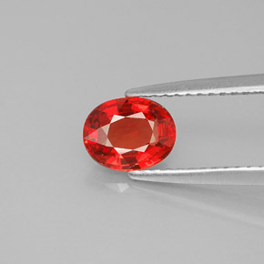 0.99カラットの天然レッドオレンジサファイア（6.8×5.3 mm・オーバルカット）