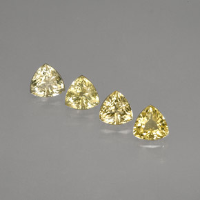 カラットの天然ゴールデンイエローサファイア（4.3×4.2 mm・トリリアント）