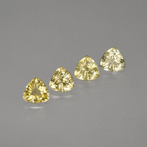 カラットの天然ゴールデンイエローサファイア（4.3×4.2 mm・トリリアント）