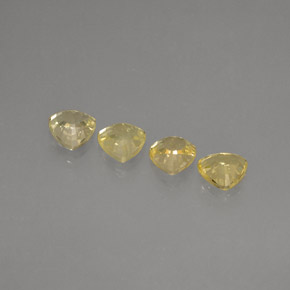 カラットの天然ゴールデンイエローサファイア（4.3×4.2 mm・トリリアント）