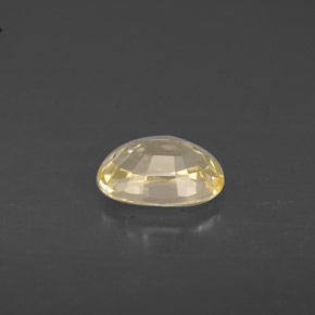 0.71カラットの天然イエローサファイア（6.1×4.2 mm・オーバルカット）
