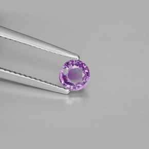 0.58カラットの天然ピンクがかった紫サファイア（4.91 mm・ラウンドカット）