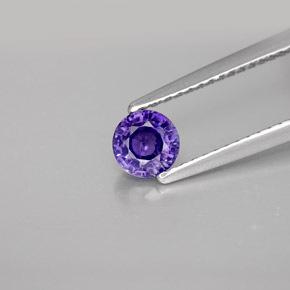 0.62カラットの天然ブルーバイオレットサファイア（4.90 mm・ラウンドカット）