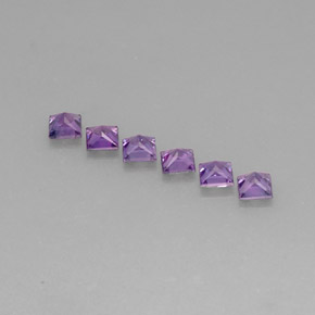 カラットの天然ピンクがかった紫サファイア（3.1×3 mm・四角）