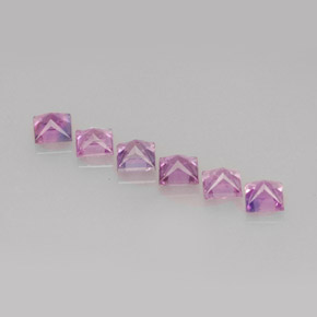 カラットの天然ピンクがかった紫サファイア（3×3 mm・四角）