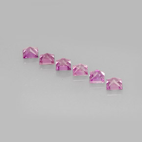 カラットの天然ピンクがかった紫サファイア（3×3 mm・四角）