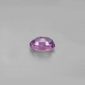 0.77カラットの天然バイオレットサファイア（6.1×4.3 mm・オーバルカット）