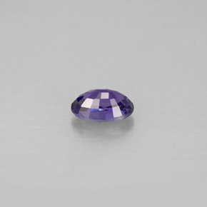 0.65カラットの天然ブルーバイオレットサファイア（6.1×4.1 mm・オーバルカット）