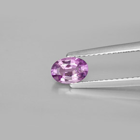 0.69カラットの天然ピンクがかった紫サファイア（6.2×4.3 mm・オーバルカット）