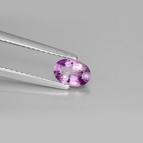 0.69カラットの天然ピンクがかった紫サファイア（6.2×4.3 mm・オーバルカット）