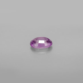 0.69カラットの天然ピンクがかった紫サファイア（6.2×4.3 mm・オーバルカット）