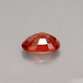0.92カラットの天然赤みがかったオレンジサファイア（6.9×4.6 mm・オーバルカット）