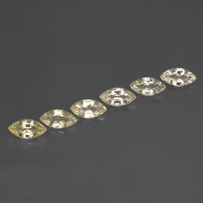 カラットの天然イエローサファイア（8×4.1 mm・マーキス）