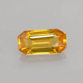 1.23カラットの天然ゴールデンイエローサファイア（8.4×4.4 mm・エメラルドカット）