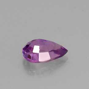 0.54カラットの天然ピンクがかった紫サファイア（6.1×4.2 mm・洋梨の形）