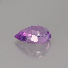 0.49カラットの天然ピンクがかった紫サファイア（5.9×4.1 mm・洋梨の形）