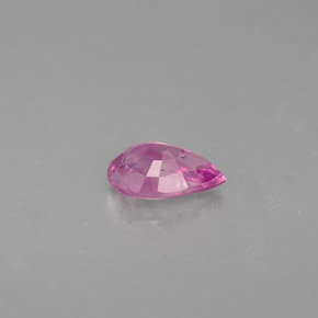 0.46カラットの天然ピンクサファイア（6×4 mm・洋梨の形）
