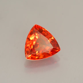 0.99カラットの天然赤みがかったオレンジサファイア（6.2×6.2 mm・トリリアント）