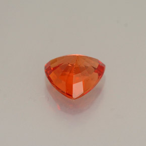 0.99カラットの天然赤みがかったオレンジサファイア（6.2×6.2 mm・トリリアント）