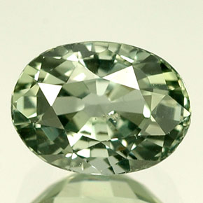 1.50カラットの天然グリーンサファイア（7.1×5.3 mm・オーバルカット）